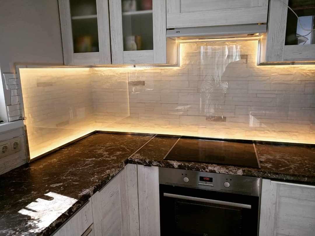 Стеклянные перила на лестнице — безопасность и современный дизайн, не загромождают пространство и создают ощущение легкости