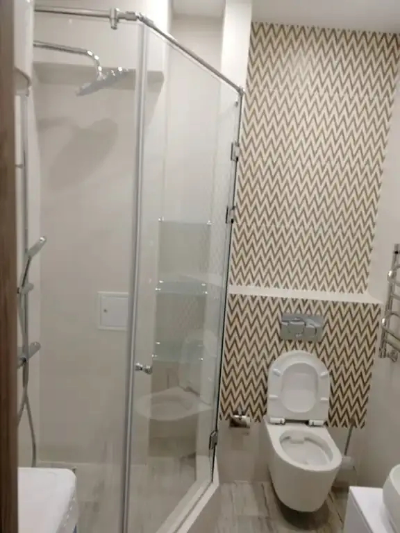 Трапециевидная стеклянная перегородка — стильное зонирование пространства, подходит для современных и классических интерьеров