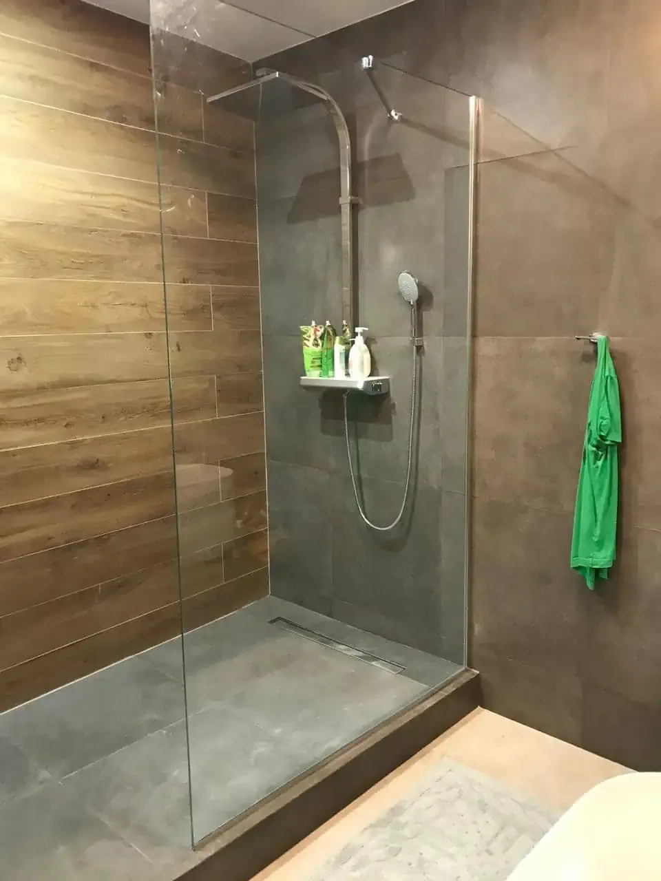 Перегородка из стекла в душевую — функциональное разделение пространства, подходит для любых стилей интерьера