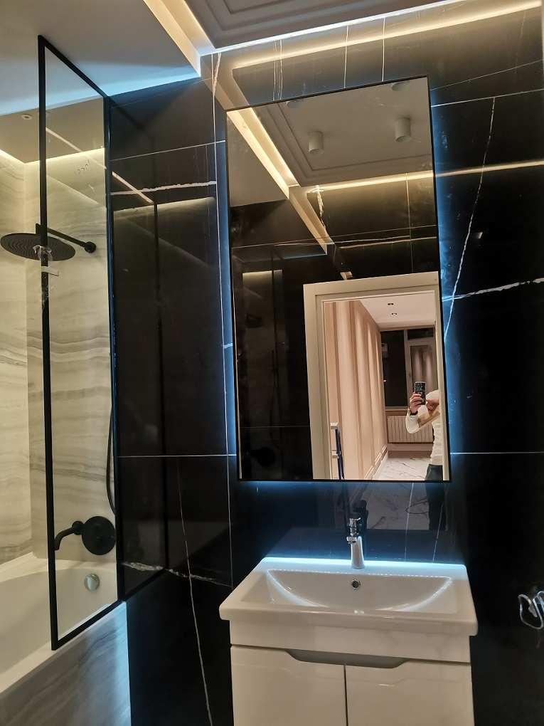 Угловая стеклянная душевая кабина — максимальный комфорт и свободное пространство в малогабаритной ванной комнате