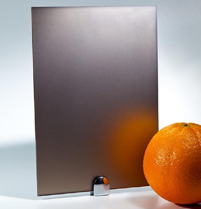 Матовое бесцветное стекло для перегородок — максимальная прозрачность с эффектом затемнения, идеально для лофтовых и хай-тек интерьеров