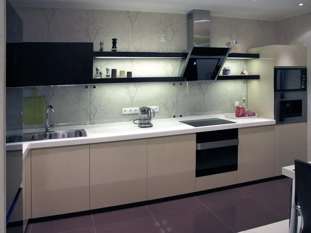 Стеклянный фартук для кухни в  доме Сочи