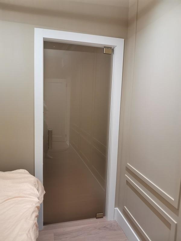 Распашная стеклянная душевая кабина с угловым расположением в светлой ванной комнате — удобство и комфорт в каждом движении