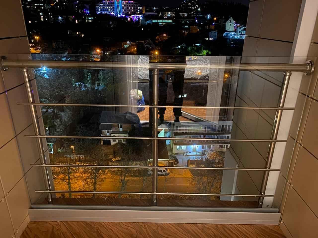 Балконное ограждение из триплекса с точечным креплением в квартире Сочи