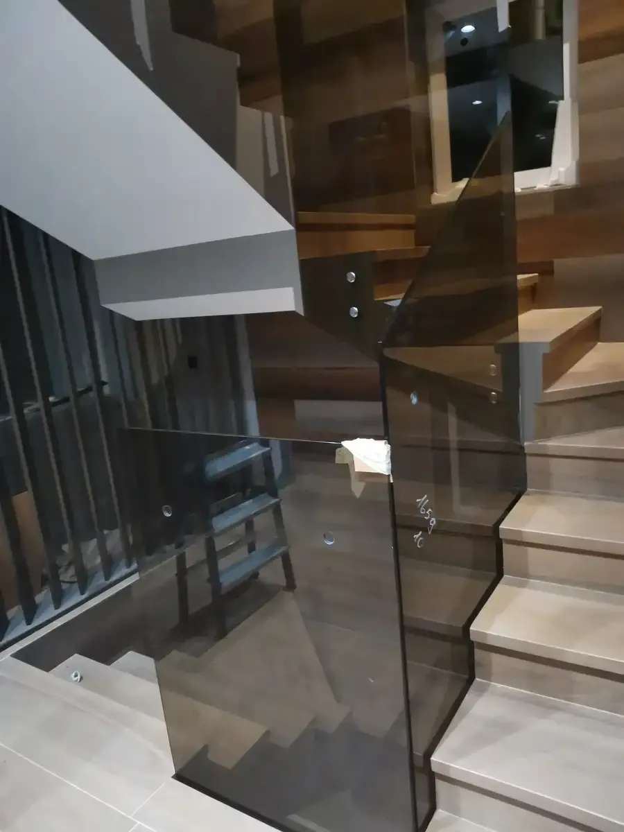 Стеклянное бронзовое ограждение - тепло и роскошь в дизайне Ограждение лестницы бронзовым стеклом в доме Сочи