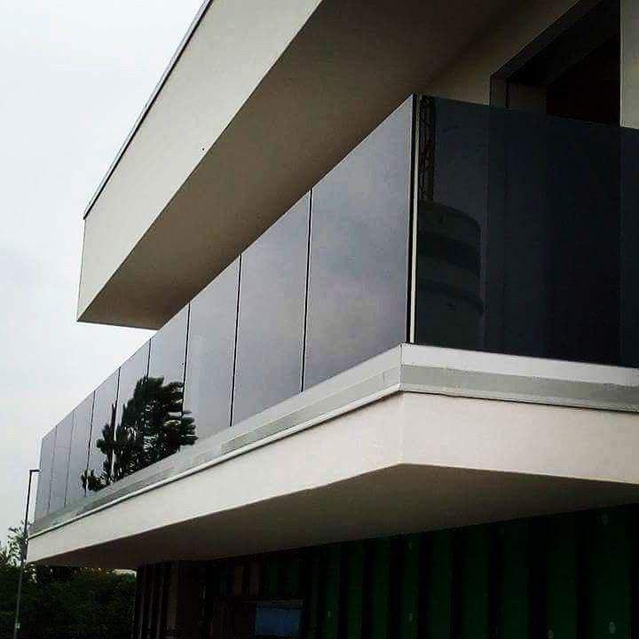 Ограждение из чёрного (графитового) стекла на террасе в загородном доме Сочи