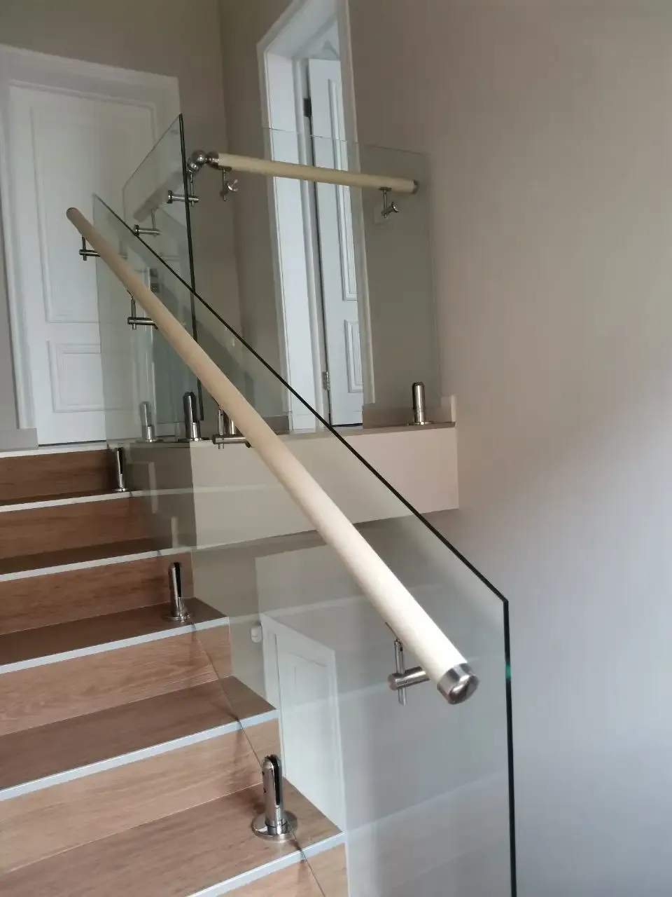 Комбинация стекла и поручня — удобно и элегантно Стеклянное ограждение лестницы с поручнем в Сочи