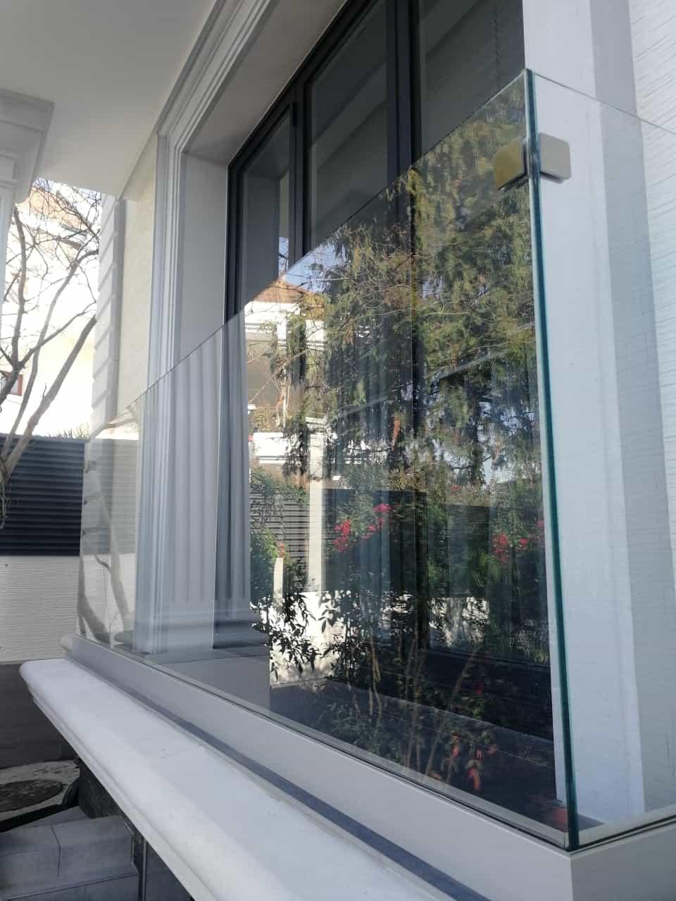 Стекло для балкона: ограждение из матового закалённого стекла в Сочи