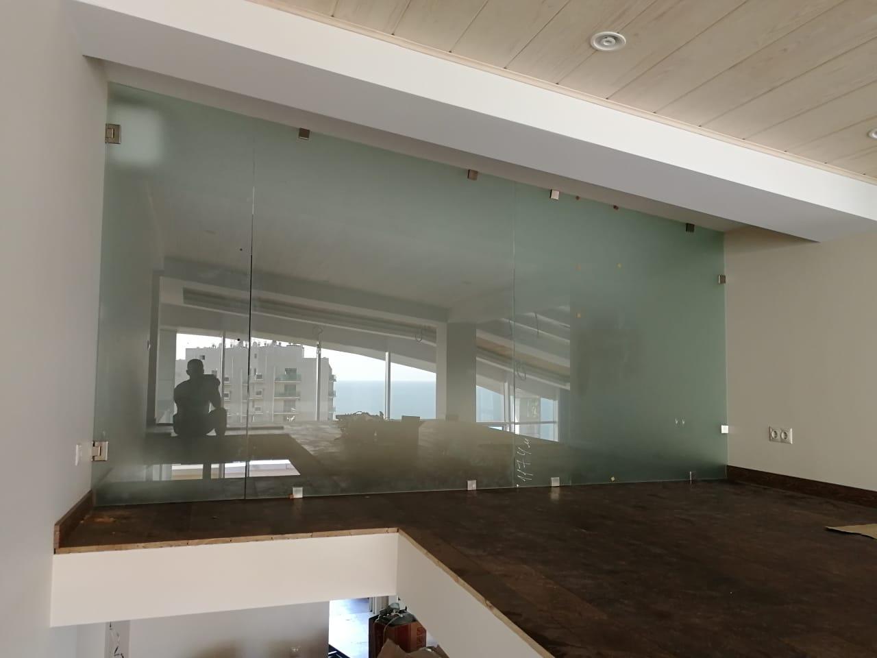 Шторка на ванну — практичное и эстетичное решение. Легко открывается и закрывается, не занимает много места Стеклянная шторка на ванну — функциональное разделение пространства, подходит для любых стилей интерьера