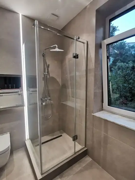 Угловая стеклянная душевая кабина — максимальный комфорт и свободное пространство в малогабаритной ванной комнате