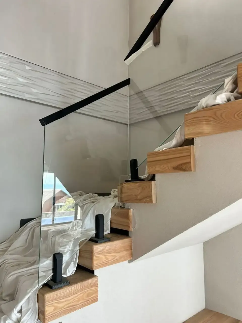 Перила на стойках — минималистичный дизайн лестницы для современного дома Перила на стойках из закаленного стекла для лестницы в интерьере