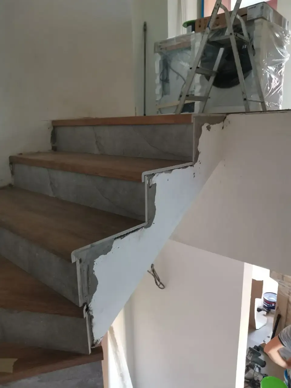 Стекло триплекс — прочность и современный дизайн Ограждение лестницы из триплекса с нержавеющим поручнем в интерьере Сочи