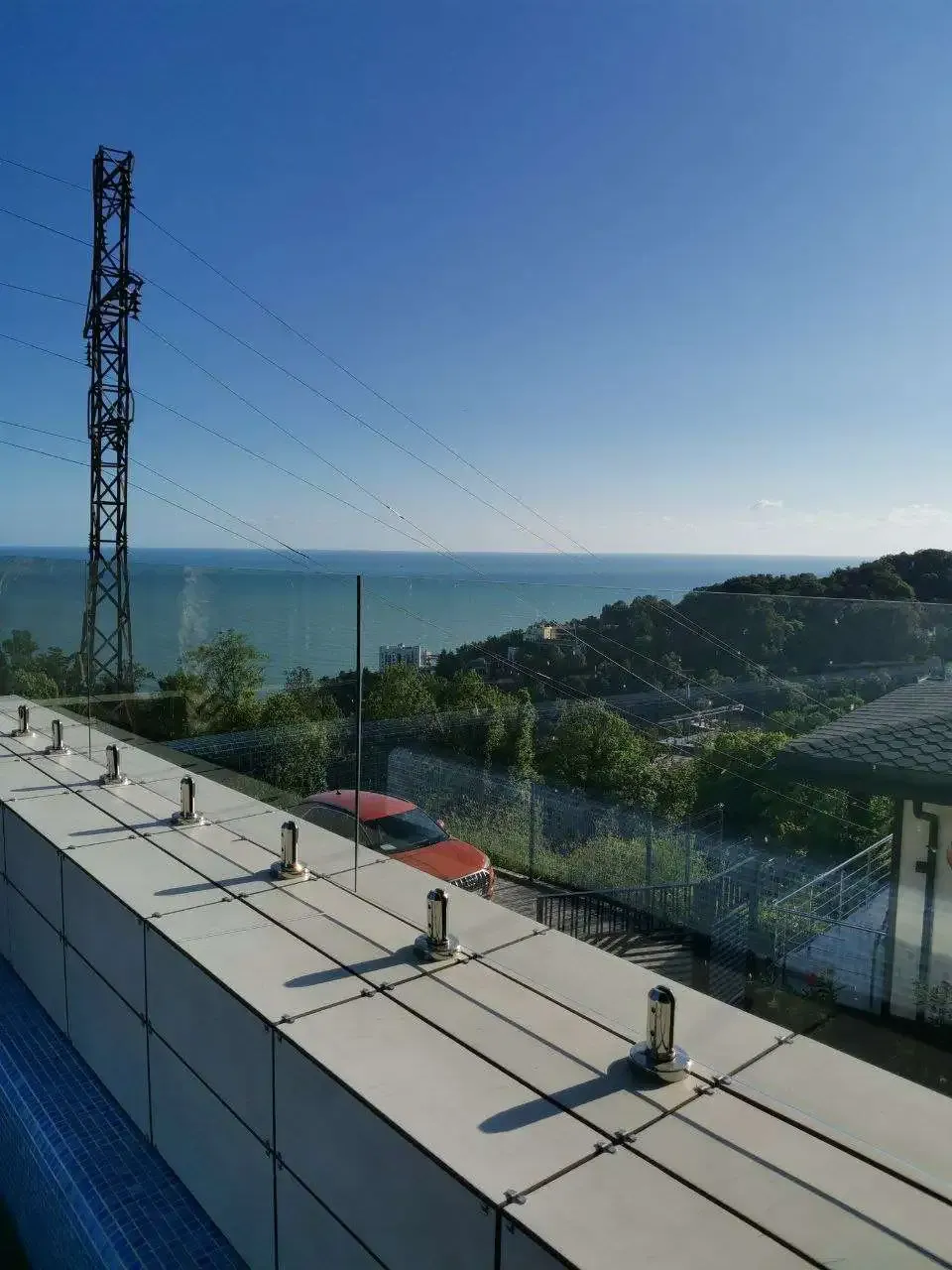 Ограждение стеклом с видом на море на террасе в Сочи