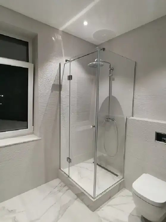 Распашная стеклянная душевая кабина с угловым расположением в светлой ванной комнате — удобство и комфорт в каждом движении