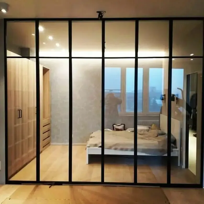 Перегородка в душевую — практичное и эстетичное решение, которое не загромождает помещение и создает ощущение простора Перегородка из стекла в душевую — функциональное разделение пространства, подходит для любых стилей интерьера