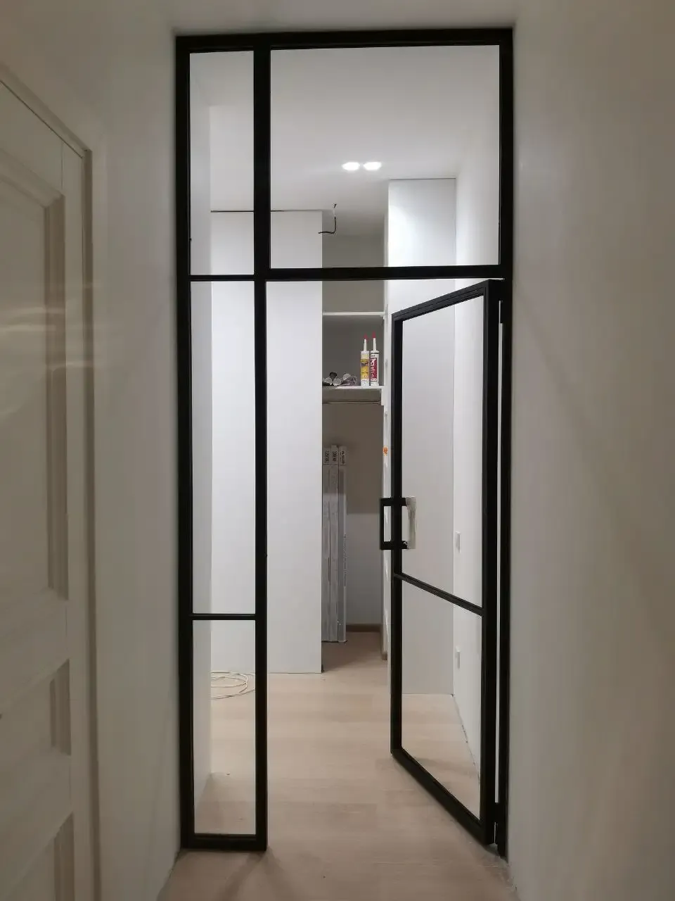 Дверь лофт — сочетание стекла и промышленного стиля Стеклянная дверь в стиле лофт с металлическим профилем в офисе Сочи