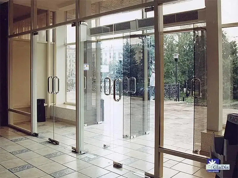 Перегородка из графитового стекла — элегантный темный оттенок, который подчеркивает современный дизайн и добавляет помещению глубины Душевая перегородка из графитового стекла — стильный темный оттенок, добавляет интерьеру роскоши и подходит для хай-тек и лофт дизайнов