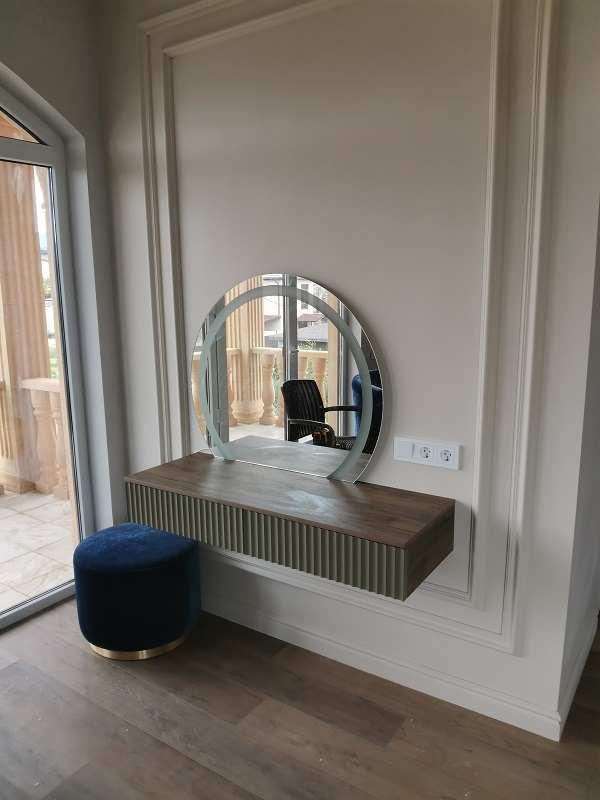 Фигурное зеркало в интерьере — уникальная форма, подчеркивающая стиль помещения, идеально для спален, прихожих и ванных комнат