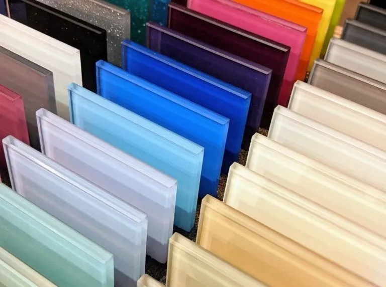 Образцы цветов стеклянных фартуков (скинали) для кухни в Сочи