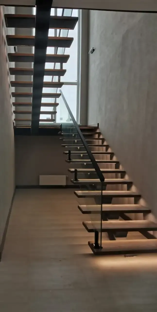 Ограждение лестницы — безопасно, стильно, под ключ Стеклянное ограждение лестницы из закалённого стекла в частном доме в Сочи