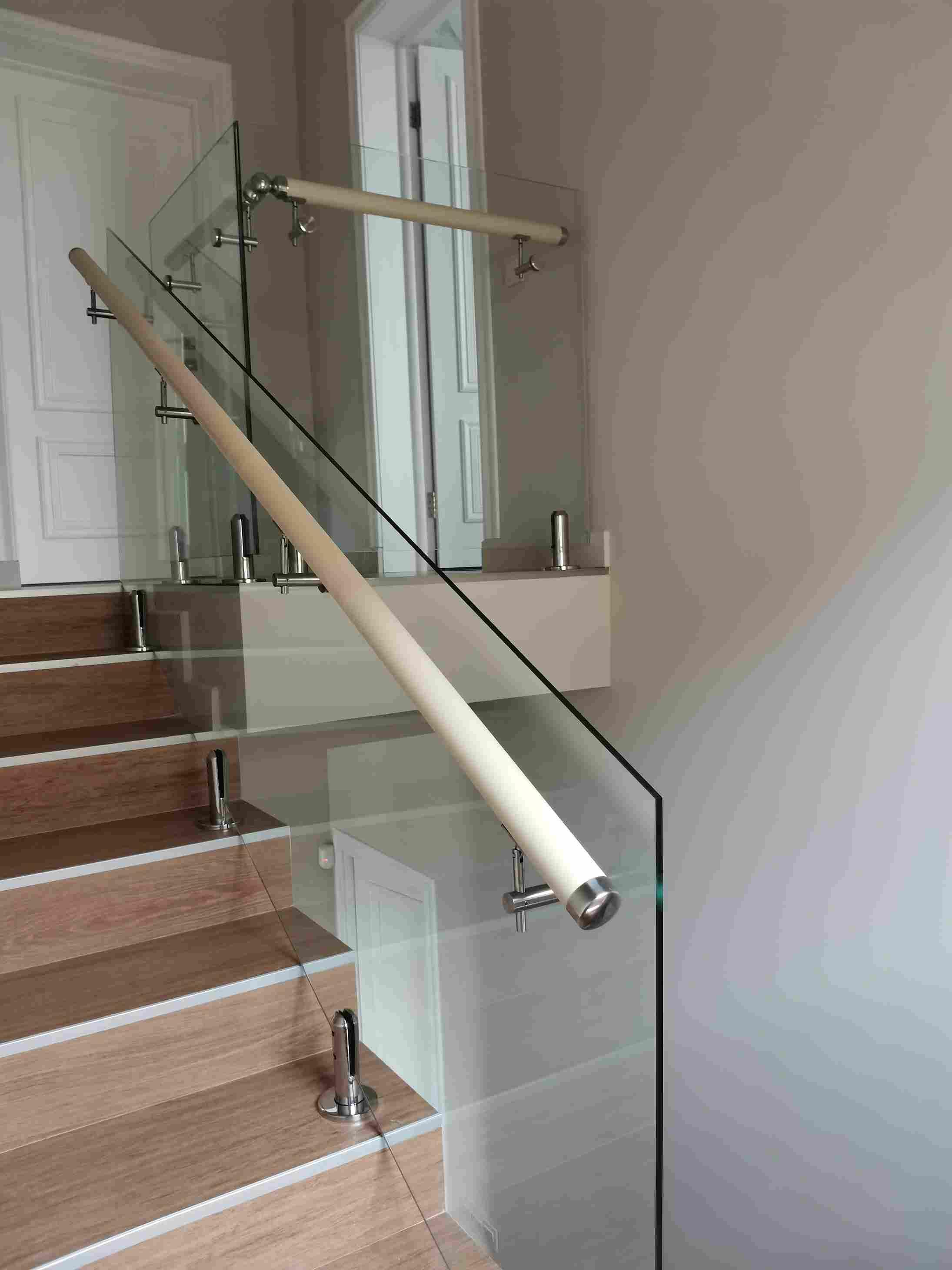 Перила из закаленного стекла для лестницы в элитном доме