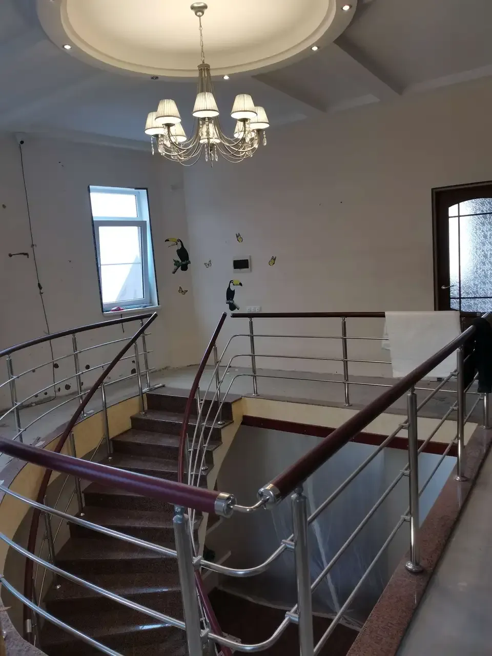 Лестница без сплошного ограждения до установки стеклянных перил в частном доме в Сочи