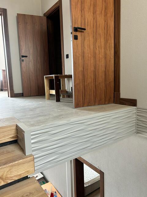 Открытая лестница — риск для безопасности Лестница без ограждения до монтажа стеклянных перил в частном доме Сочи