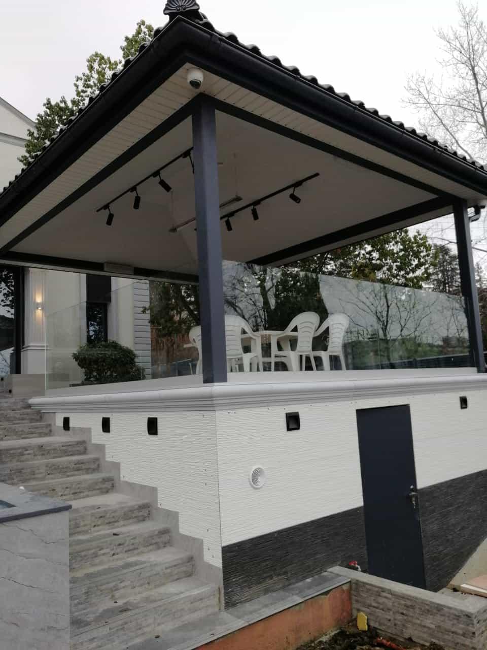 Терраса со стеклянными перегородками из триплекса в частном доме Сочи