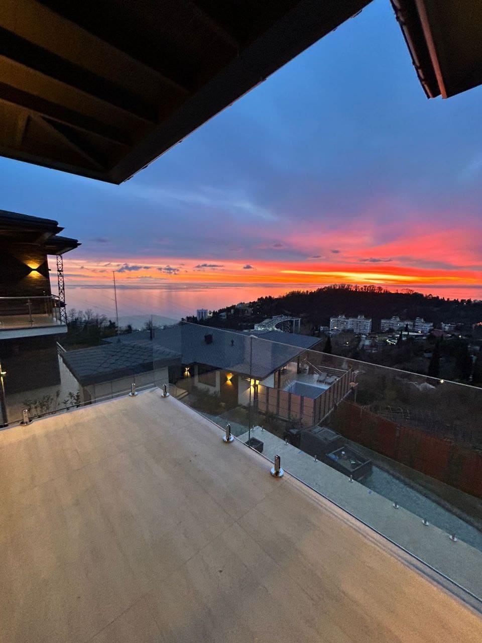 Ограждение балкона из закалённого стекла с нержавеющим поручнем в Сочи