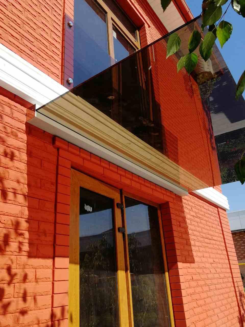 Стеклянный козырек над входом в дом — защита от дождя и снега, современный дизайн, сочетание стекла и металла