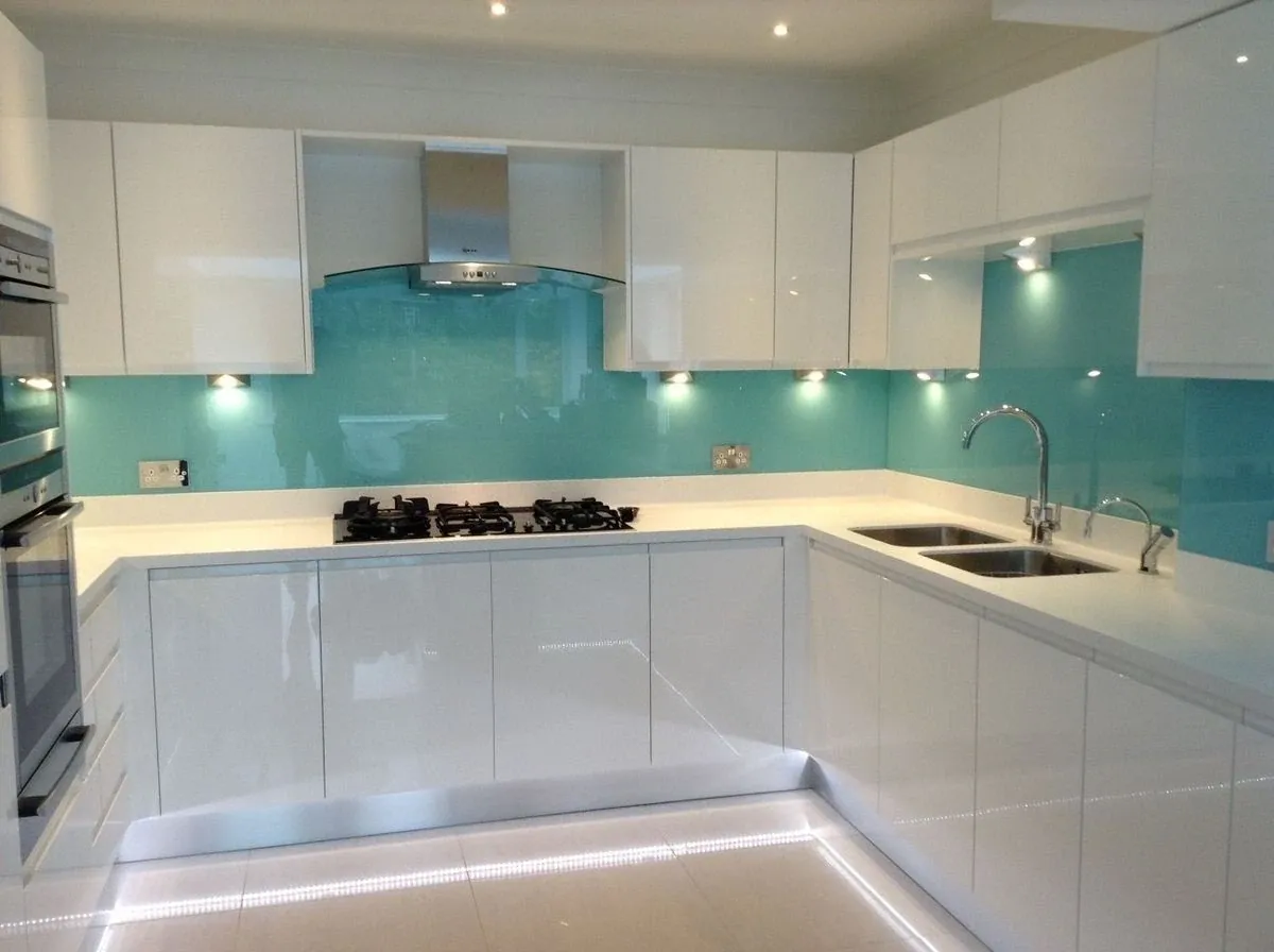 Белая кухня с голубым стеклянным фартуком из закалённого стекла в Сочи