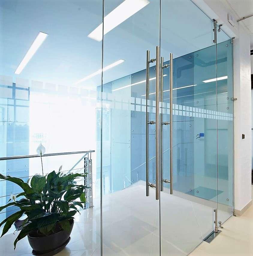 Перегородка в ванной — создает отдельную зону для душа и ванны. Современный дизайн с использованием натуральных материалов Перегородка из стекла в ванной — стильное зонирование пространства, сочетание стекла и дерева, подходит для лофтовых интерьеров