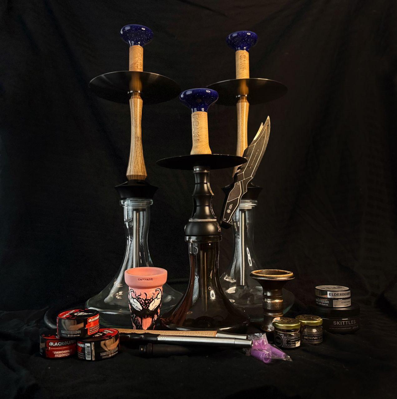 Три кальяна на черном фоне