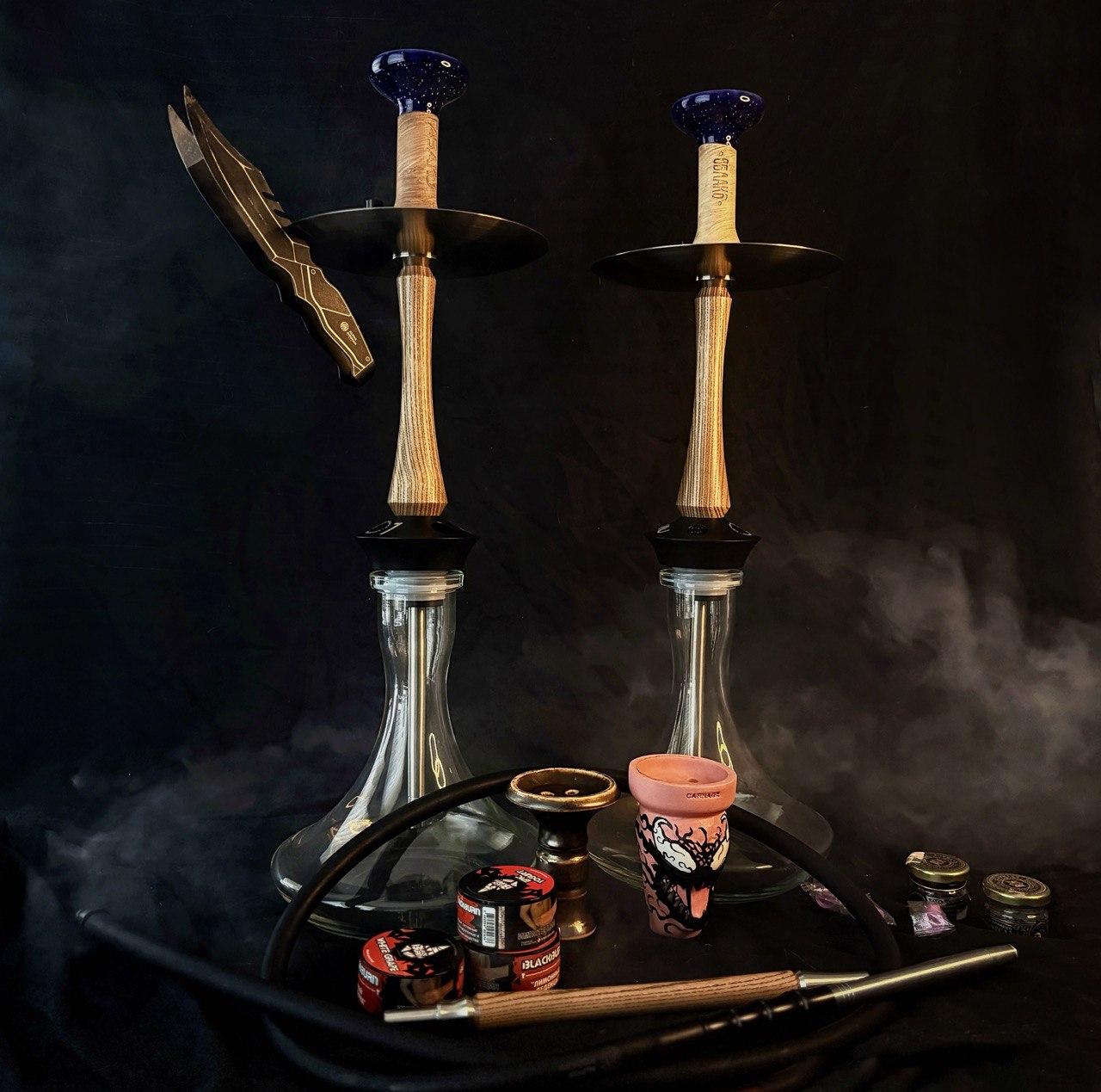 Два кальяна на черном фоне