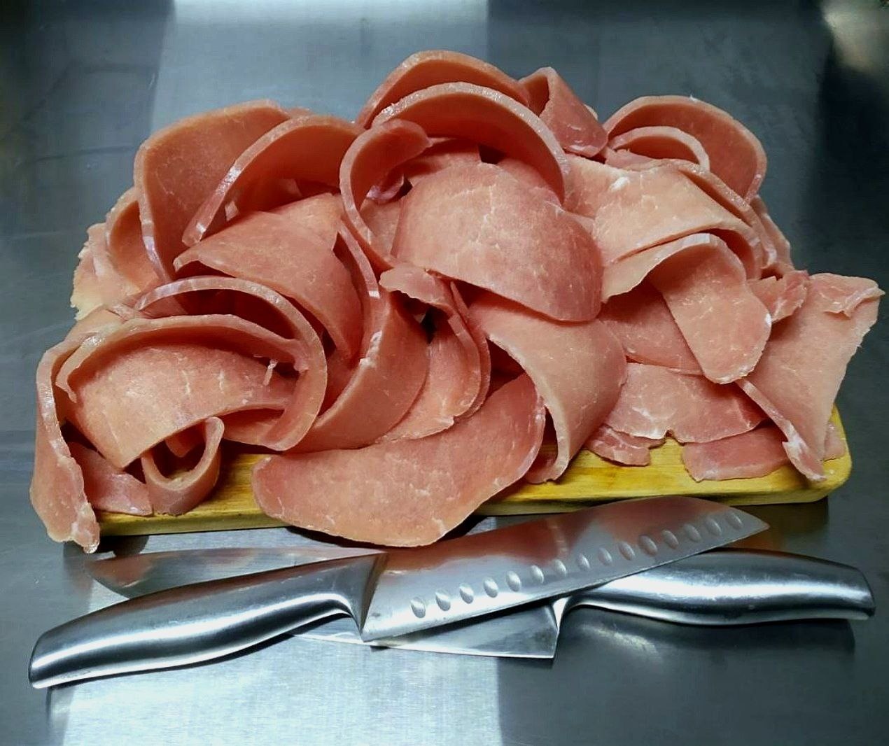 производство копченого мяса спб