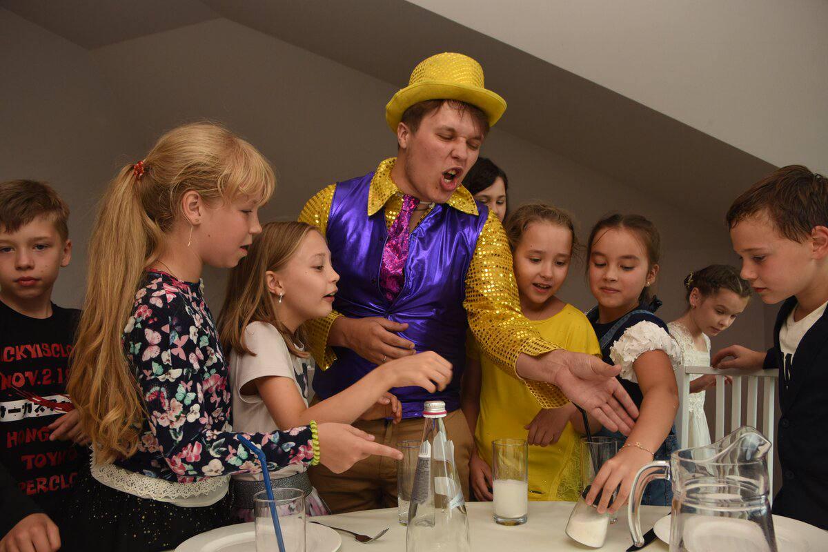 Фокусник показывает фокусы детям на дне рождения от AMStudio в Москве