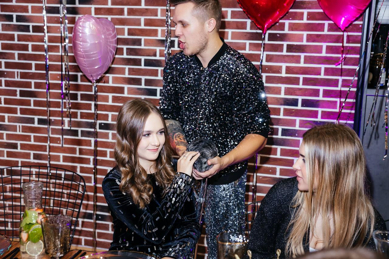 гости гладят шиншиллу на шоу с животными от AMStudio