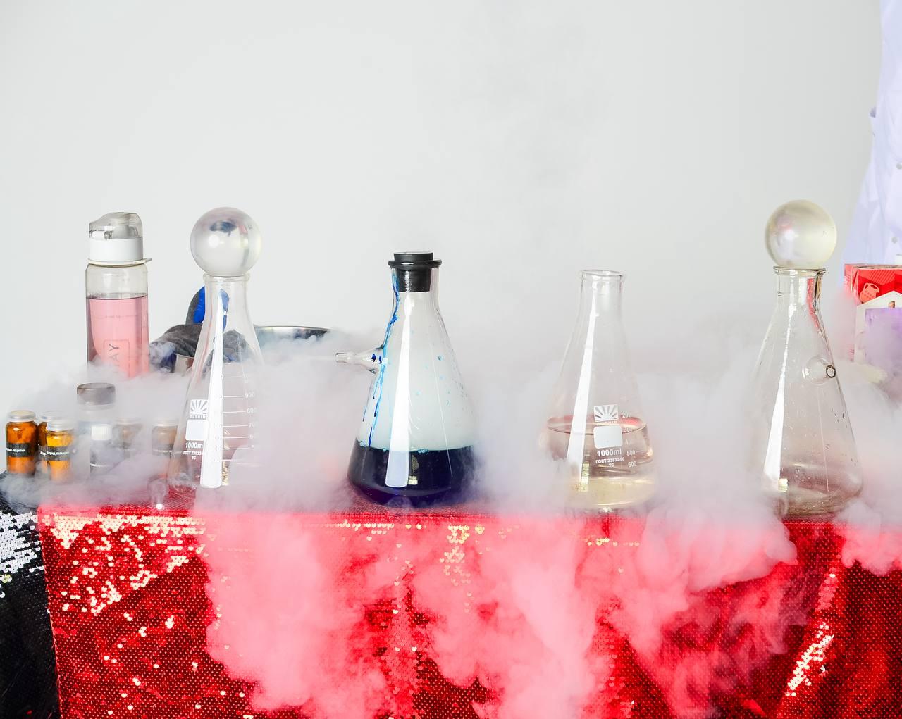 Колбы с реактивами, дым и мыльные пузыри во время химического шоу AMStudio — эффектное представление для детей и взрослых
