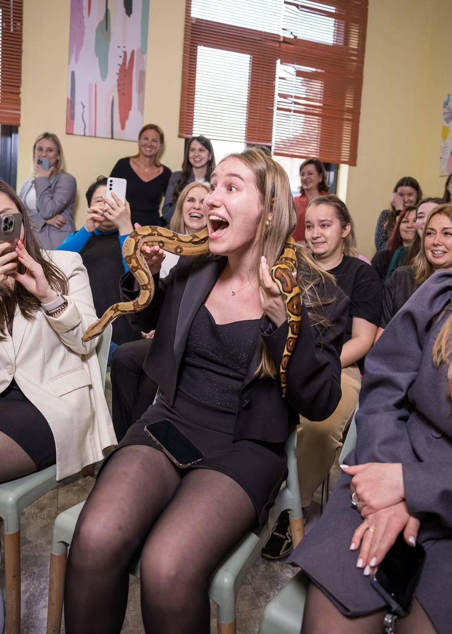 Шоу с животными AMStudio в Москве — гости с восторгом участвуют в интерактиве со змеёй на празднике