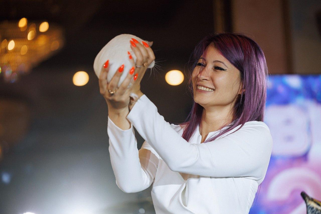 Шоу с животными AMStudio в Москве — гостья с улыбкой держит морскую свинку во время интерактивной программы Треш-коробка