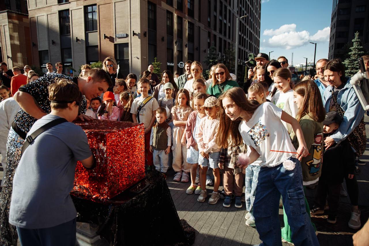 Шоу с животными AMStudio в Москве — дети участвуют в интерактивной программе Треш-коробка на уличном празднике