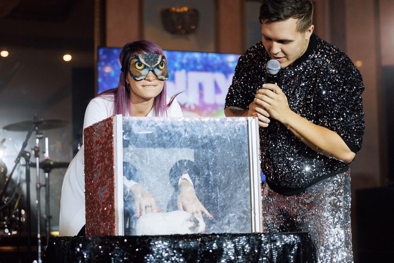 Шоу Треш-коробка от AMStudio в Москве — гостья с повязкой на глазах пытается угадать животное в коробке под руководством ведущего