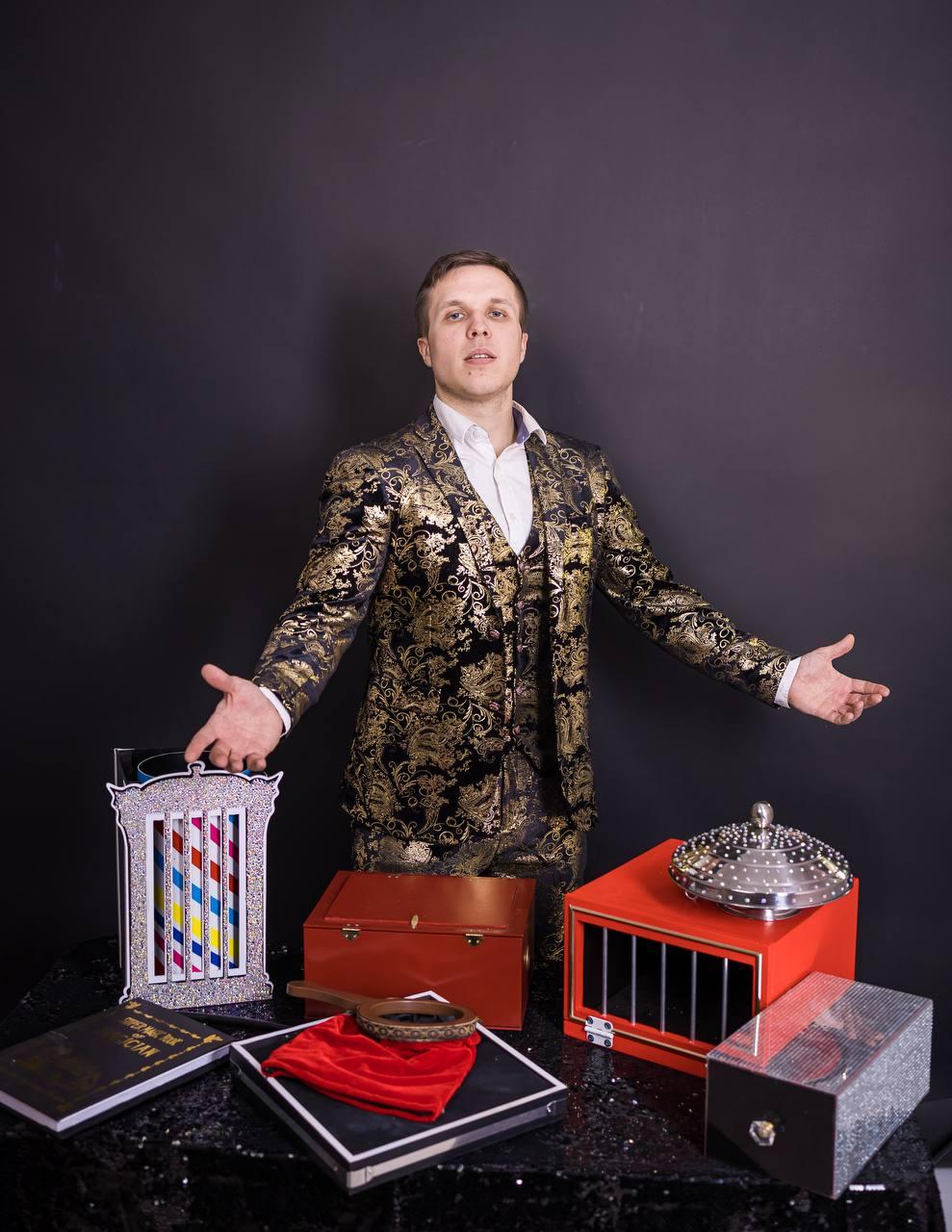 Фокусник AMStudio в эффектном золотом костюме демонстрирует реквизит для магического шоу — удивительные трюки, превращения и иллюзии для детей и взрослых