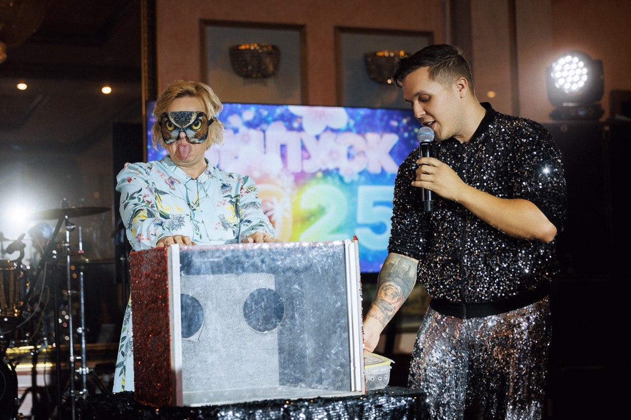 Интерактивное шоу с животными AMStudio в Москве — гостья в маске участвует в программе Треш-коробка вместе с ведущим