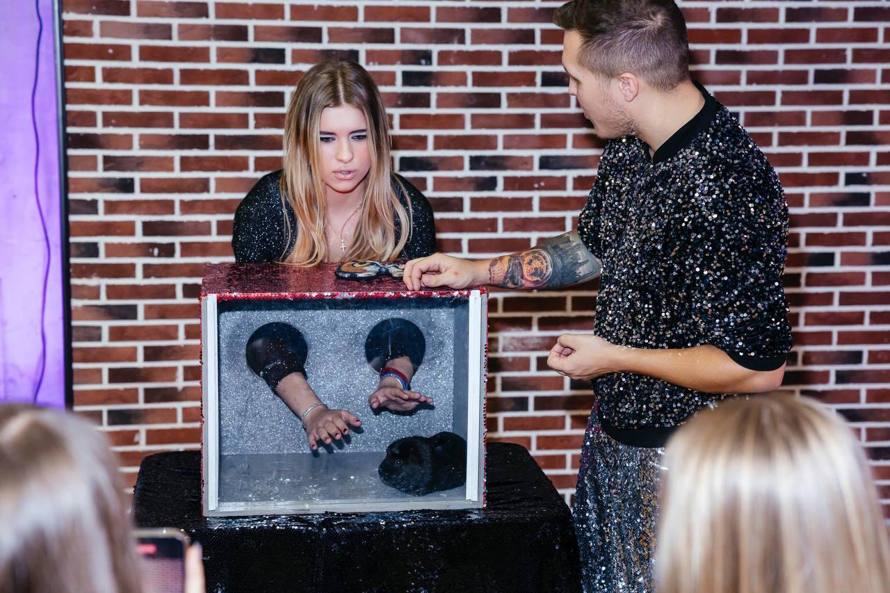 девушка участвует в шоу Треш-коробка с животными от AMStudio