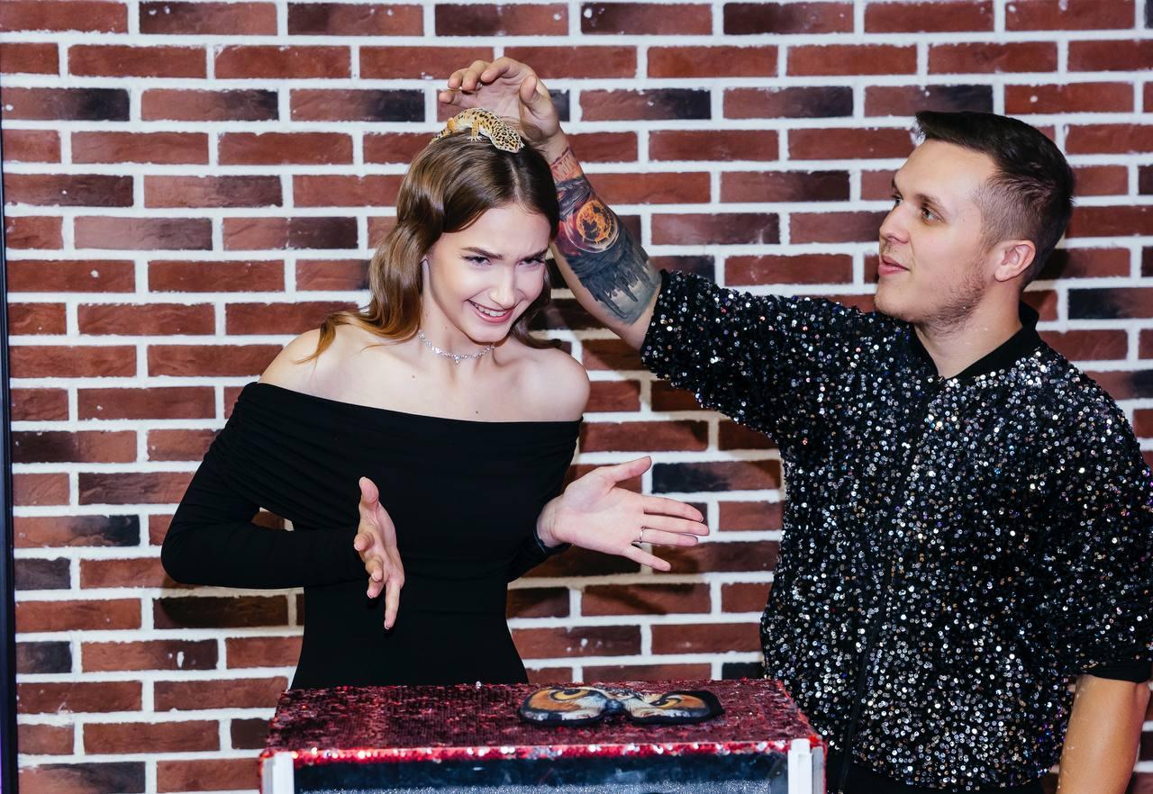 девушка участвует в шоу Треш-коробка с экзотическим животным на голове от AMStudio