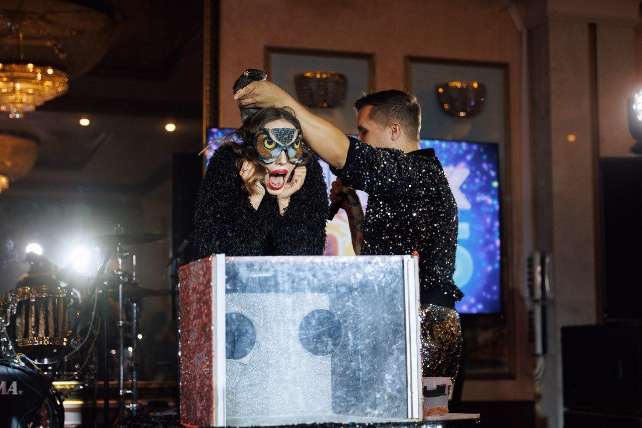 Интерактивное шоу Треш-коробка от AMStudio в Москве — ведущий кладёт животное на голову гостье в маске, вызывая бурю эмоций и смеха