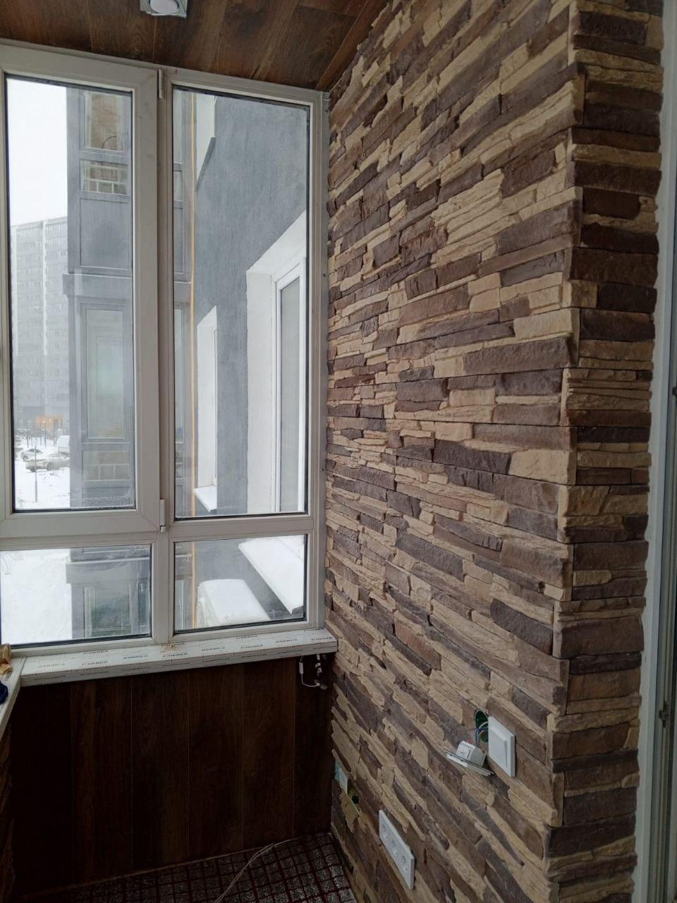 Балкон остекленный с кирпичной отделкой