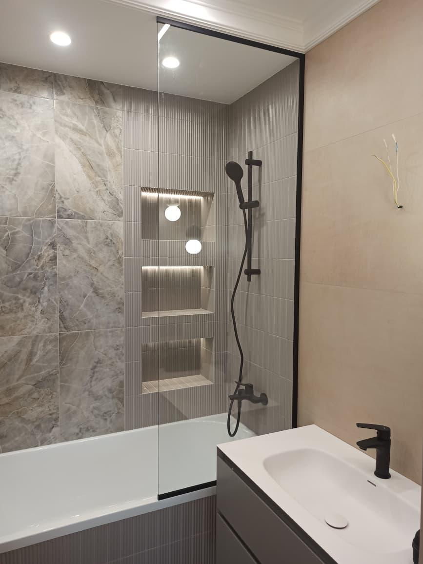 Стеклянная душевая перегородка с распашной дверью