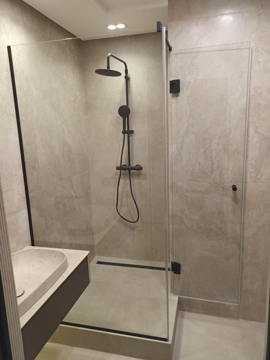 Стеклянная душевая перегородка с распашной дверью